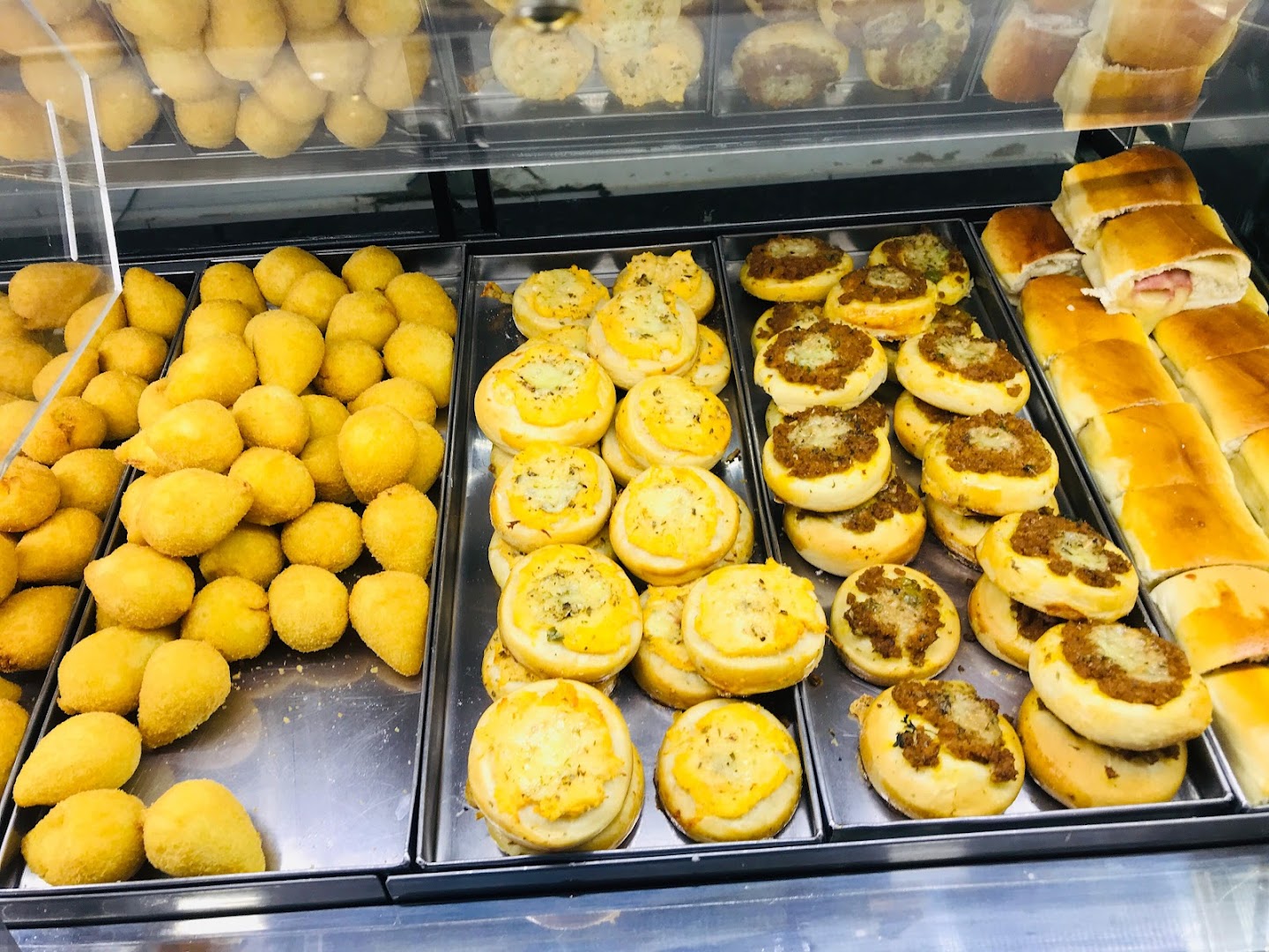 Folhados e quiches variados assados