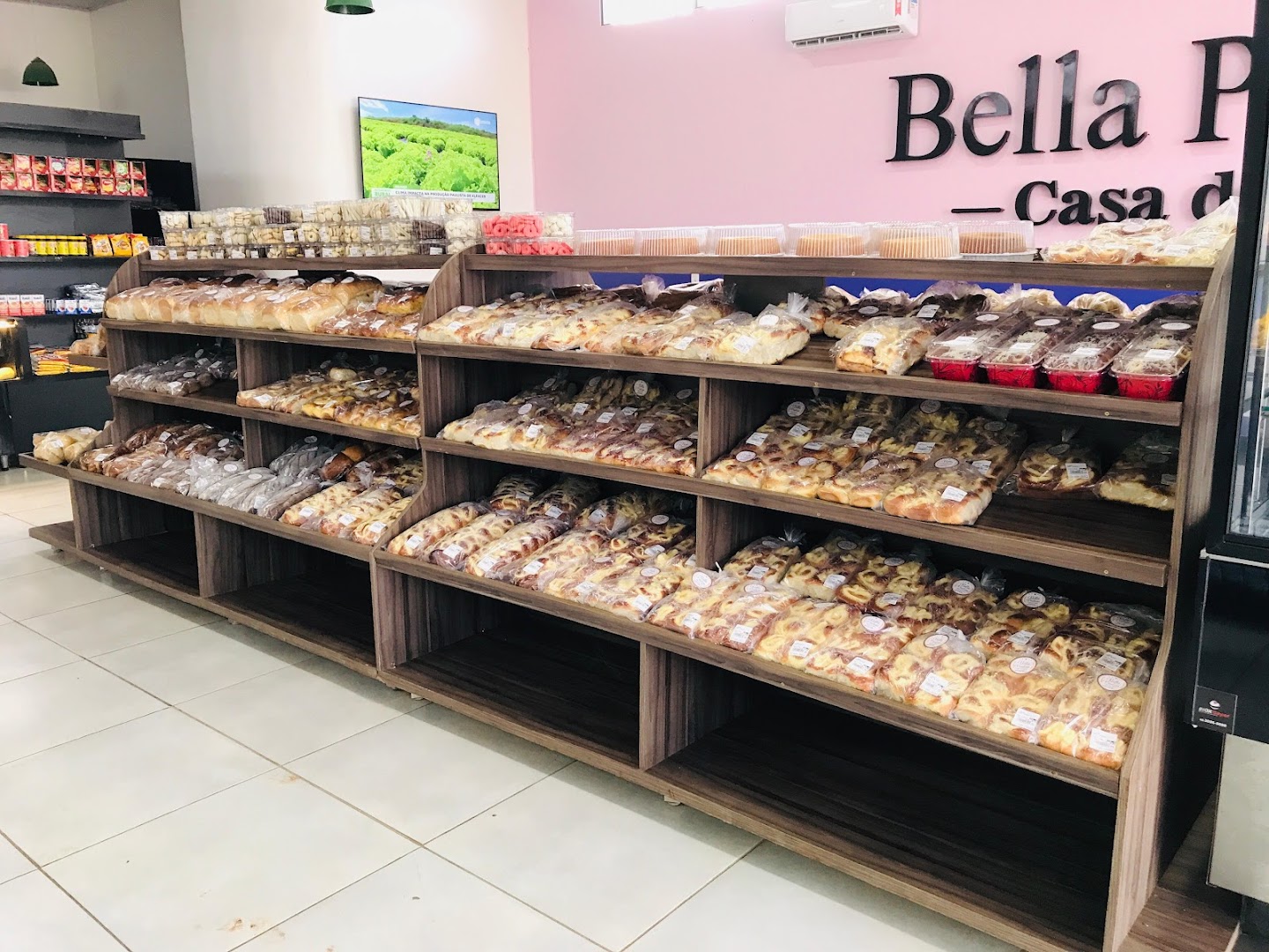 Prateleiras cheias de pães e produtos da padaria