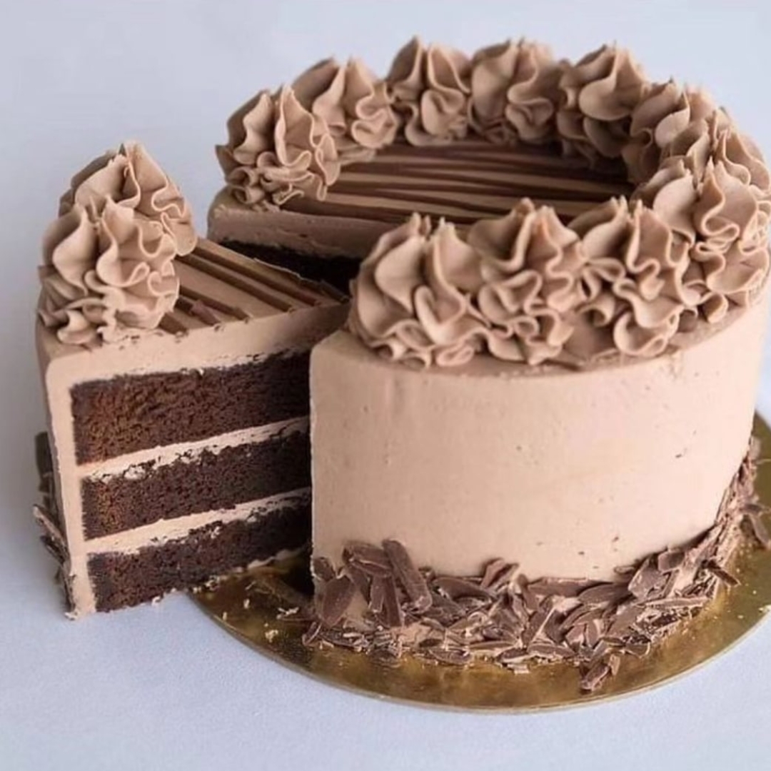 Bolo de chocolate fatiado com cobertura