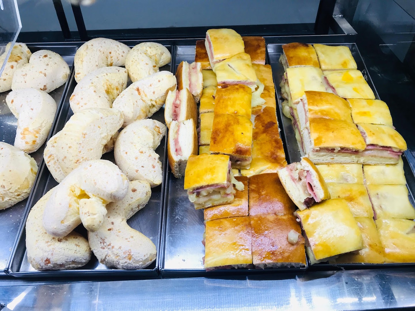 Bandeja de salgados e folhados assados