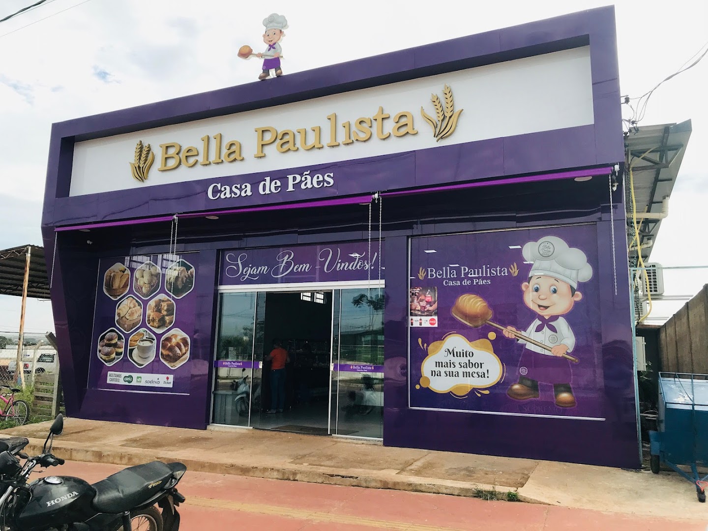 Fachada roxa da Bella Paulista Casa de Pães na Avenida Weyne Cavalcante