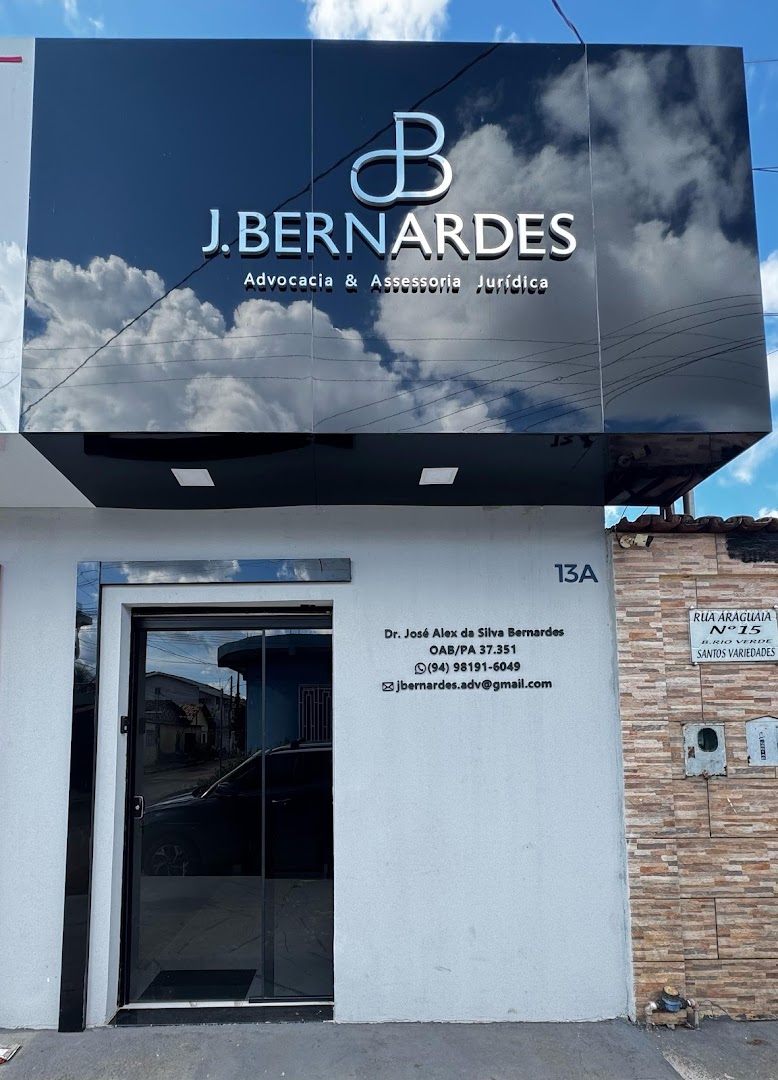 Letreiro da fachada do escritório J. Bernardes visto da rua