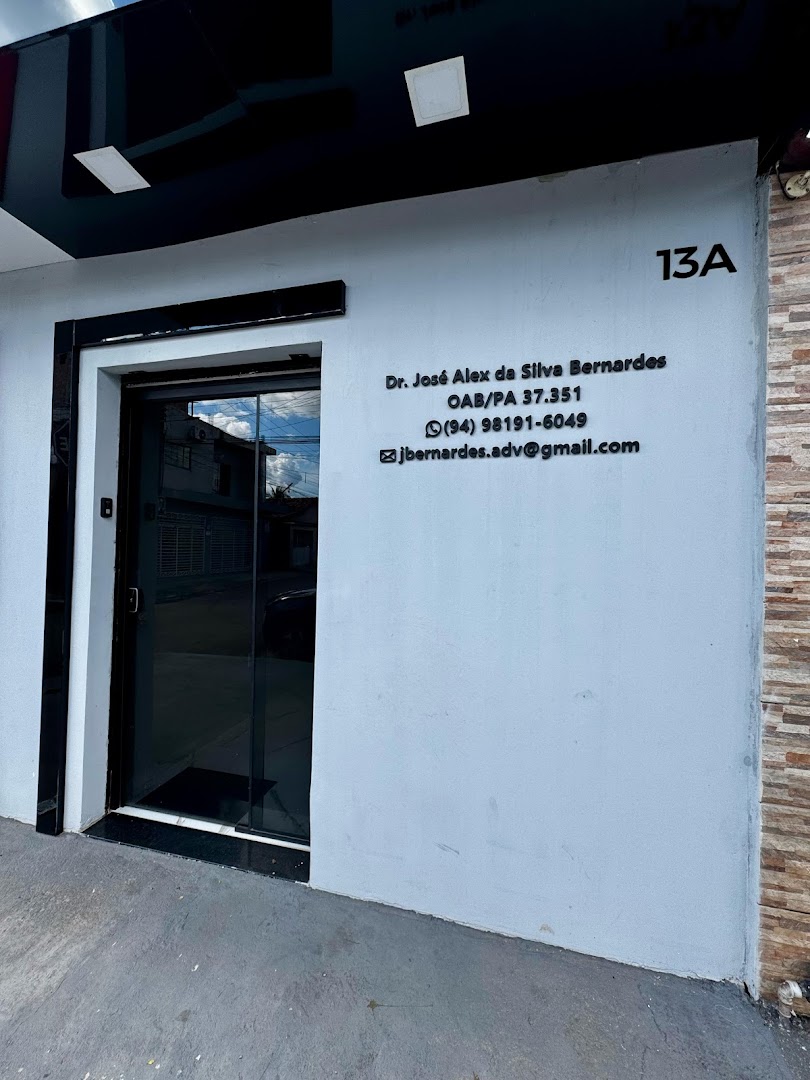 Placa da fachada com nome do advogado, OAB, telefone e e-mail