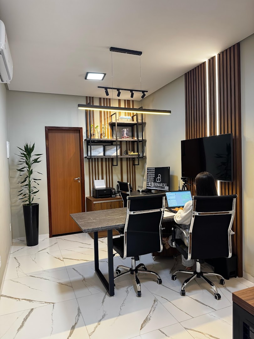 Sala interna do escritório com estação de trabalho