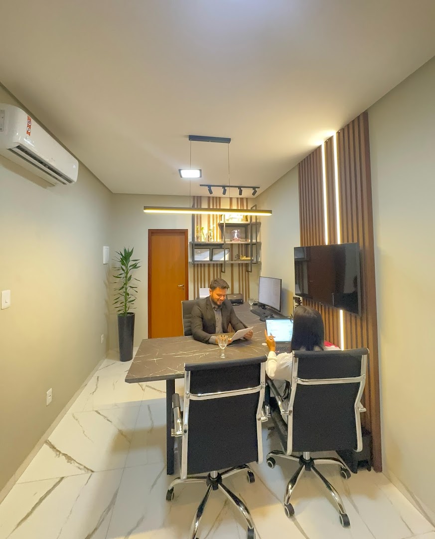 Sala de atendimento com mesa de reunião