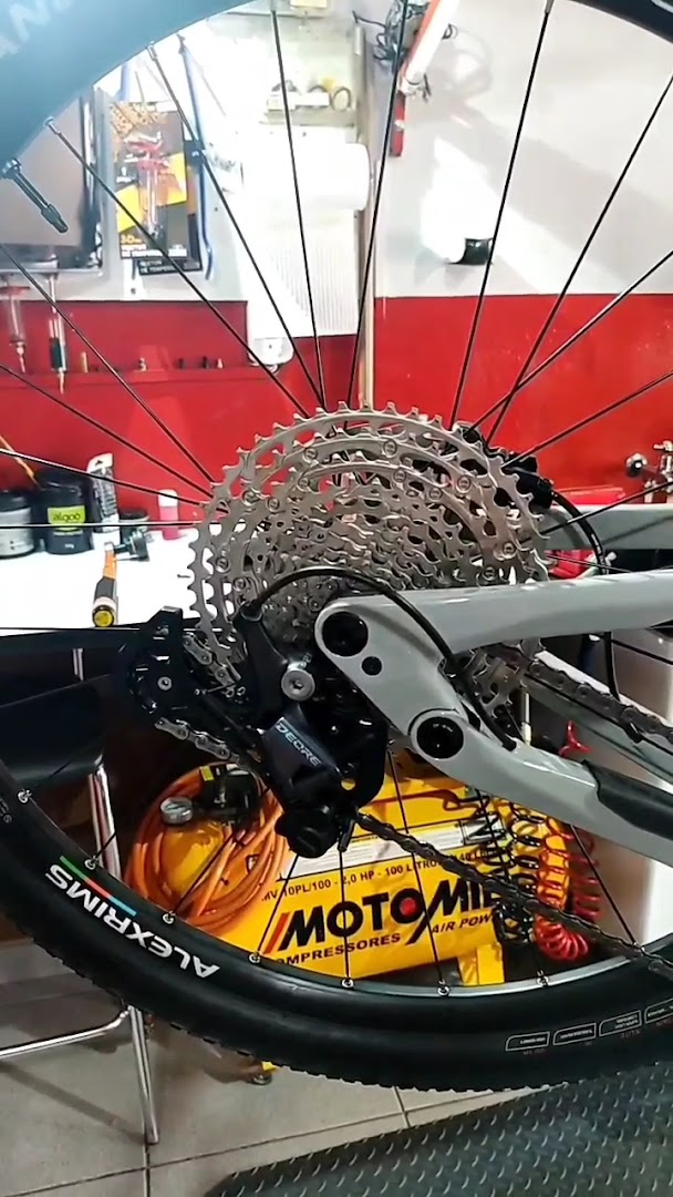 Close do câmbio de uma bike na bancada da oficina