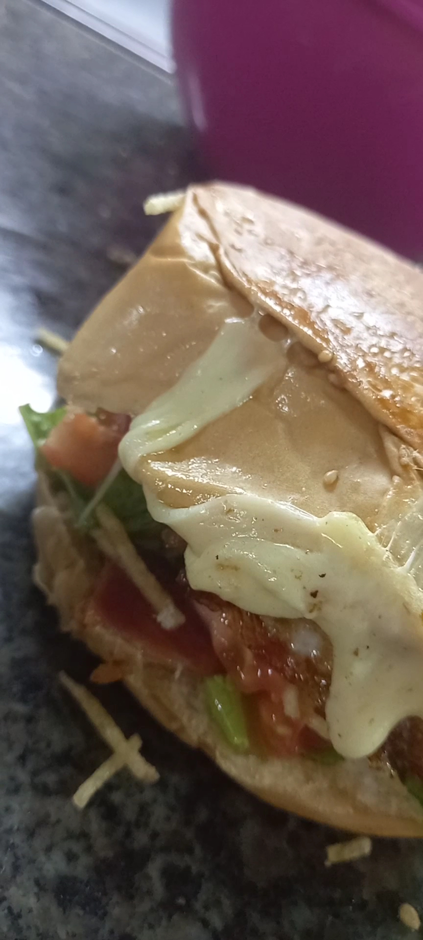 Close do hambúrguer com queijo derretido