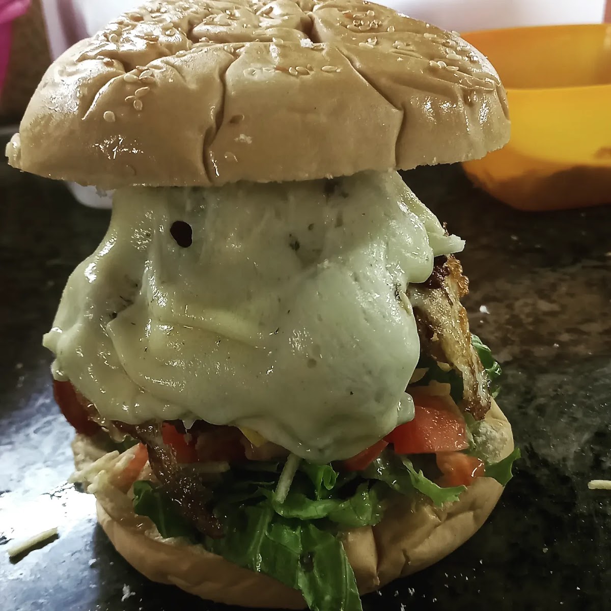 Hambúrguer com queijo derretido escorrendo