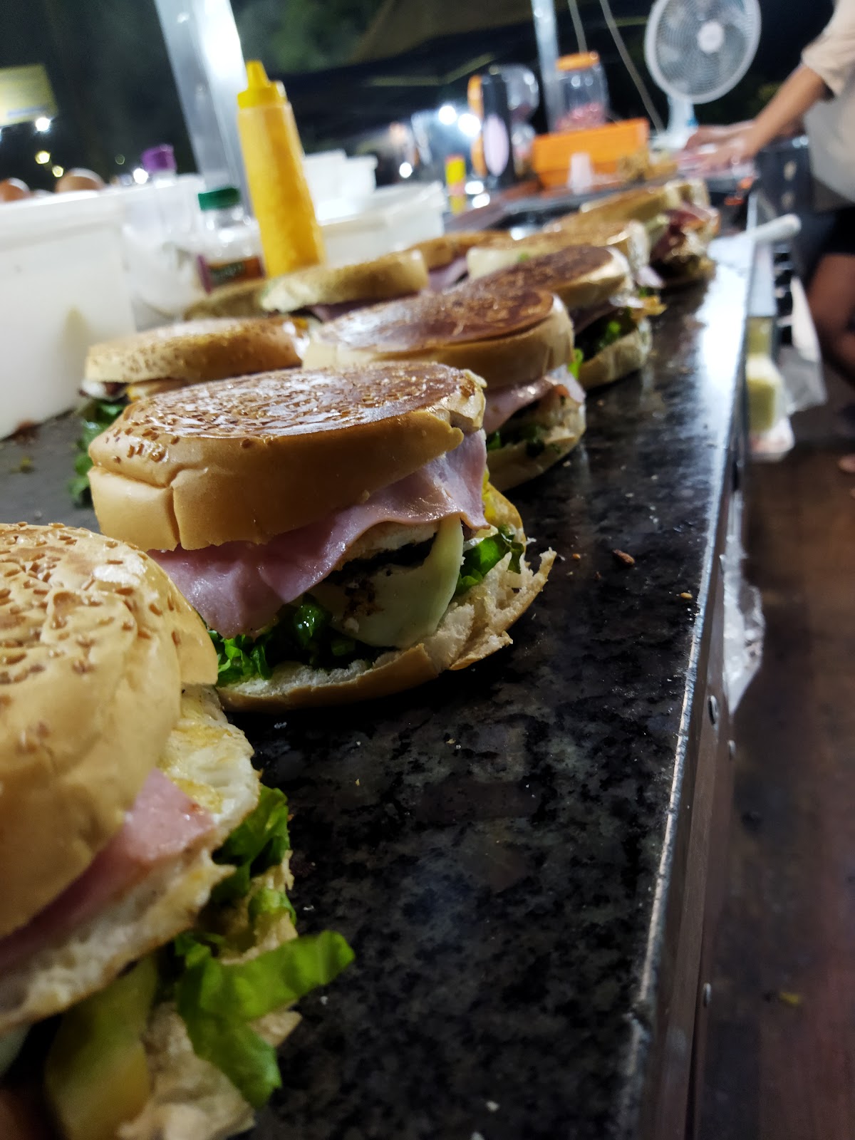 Hambúrgueres montados prontos pra servir