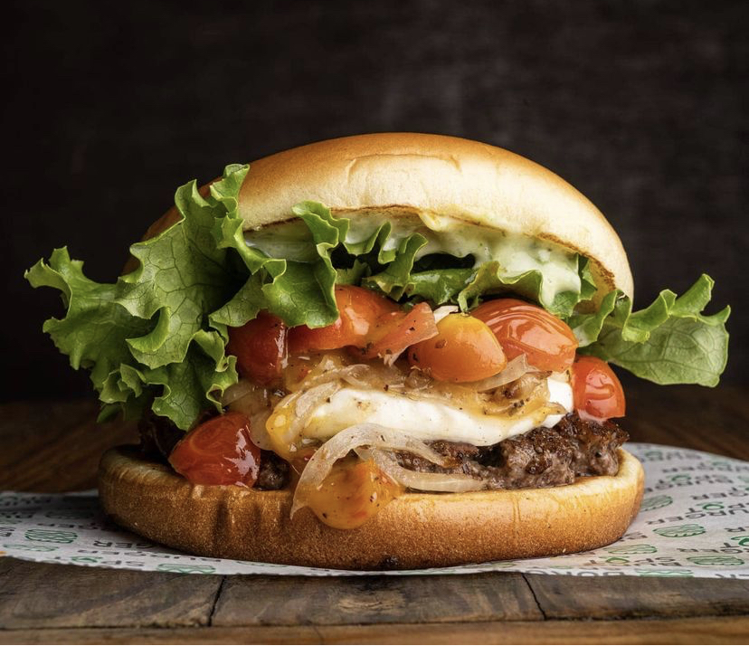 Hambúrguer artesanal da Bravo com salada, tomate e queijo