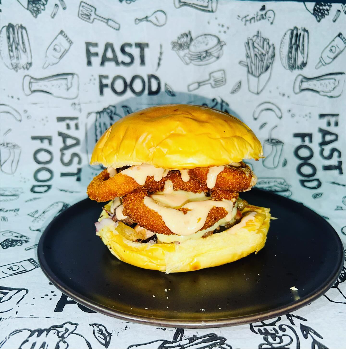 Hambúrguer de frango crocante empanado com queijo e maionese