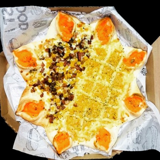 Pizza de borda recheada em formato de estrela, meio carne e meio queijo