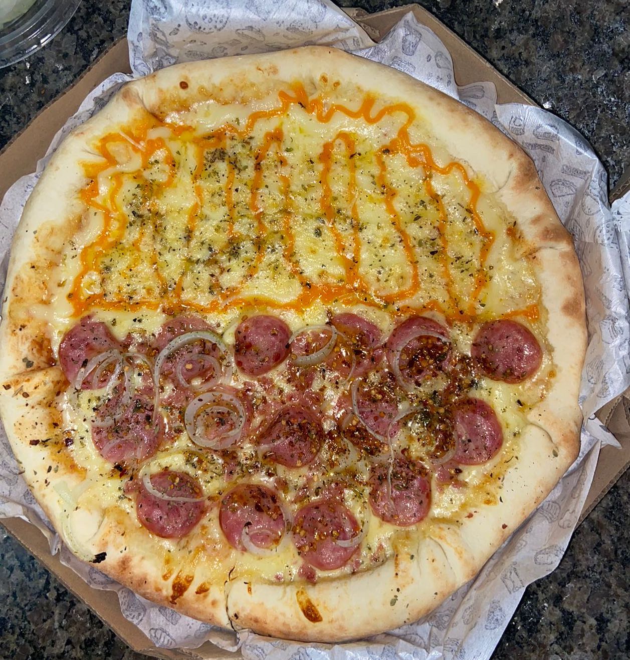 Pizza meio a meio, metade queijo e metade calabresa com cebola