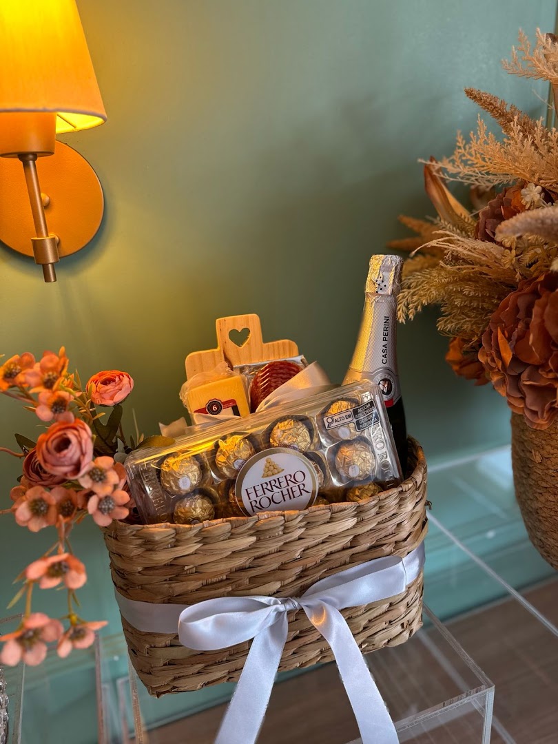Cesta com chocolates, flores e espumante