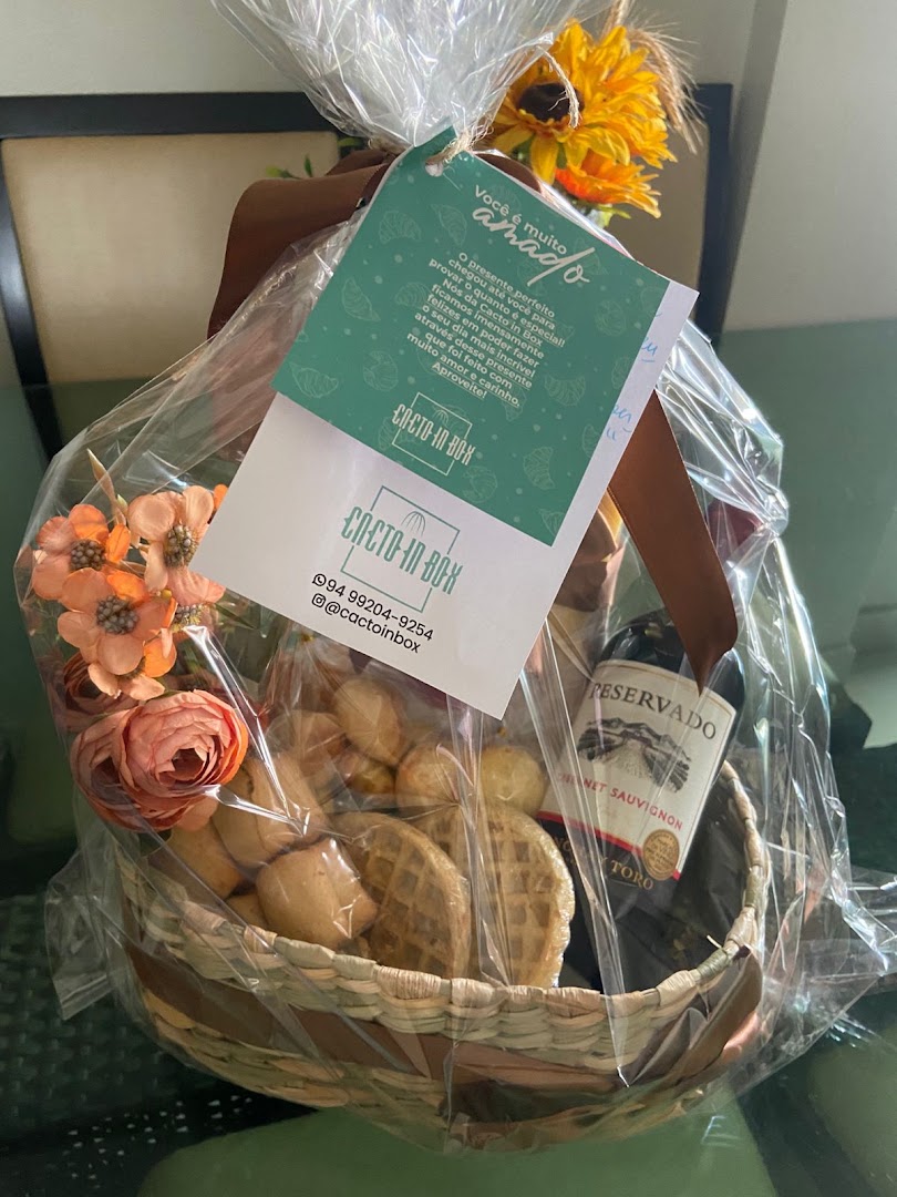 Cesta com cookies, flores e itens embalados