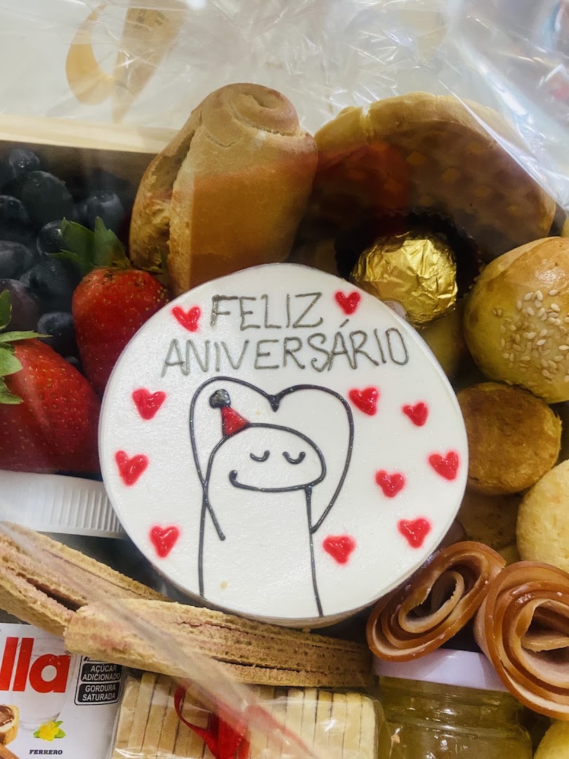Caixa com frutas, brigadeiro e cartão desenhado de Feliz Aniversário
