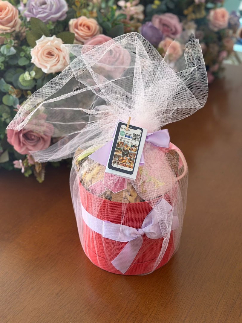 Presente rosa embrulhado em tule com rosas