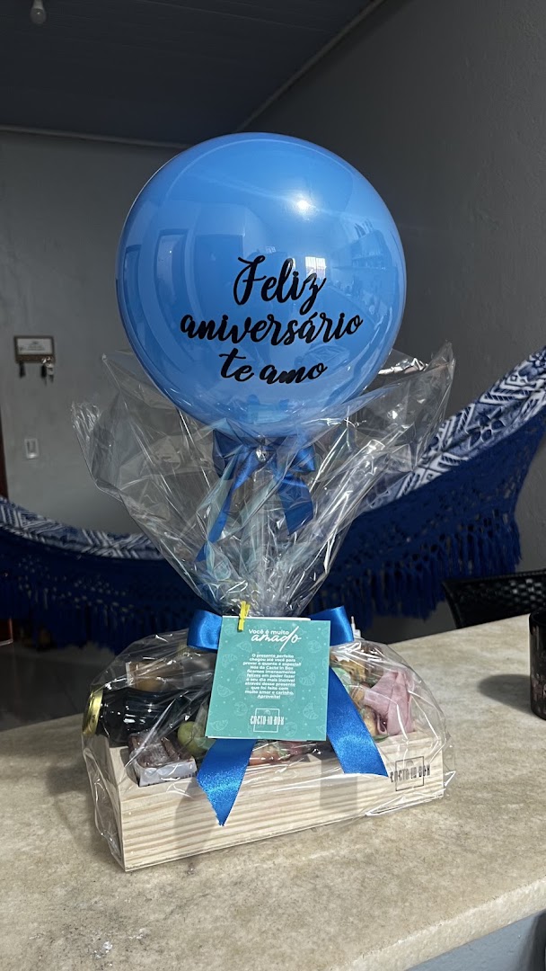 Presente com balão azul escrito Feliz Aniversário