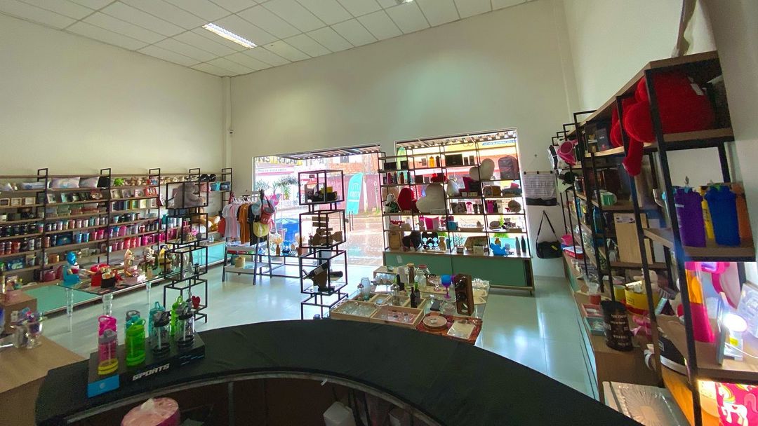 Interior da loja com prateleiras de produtos