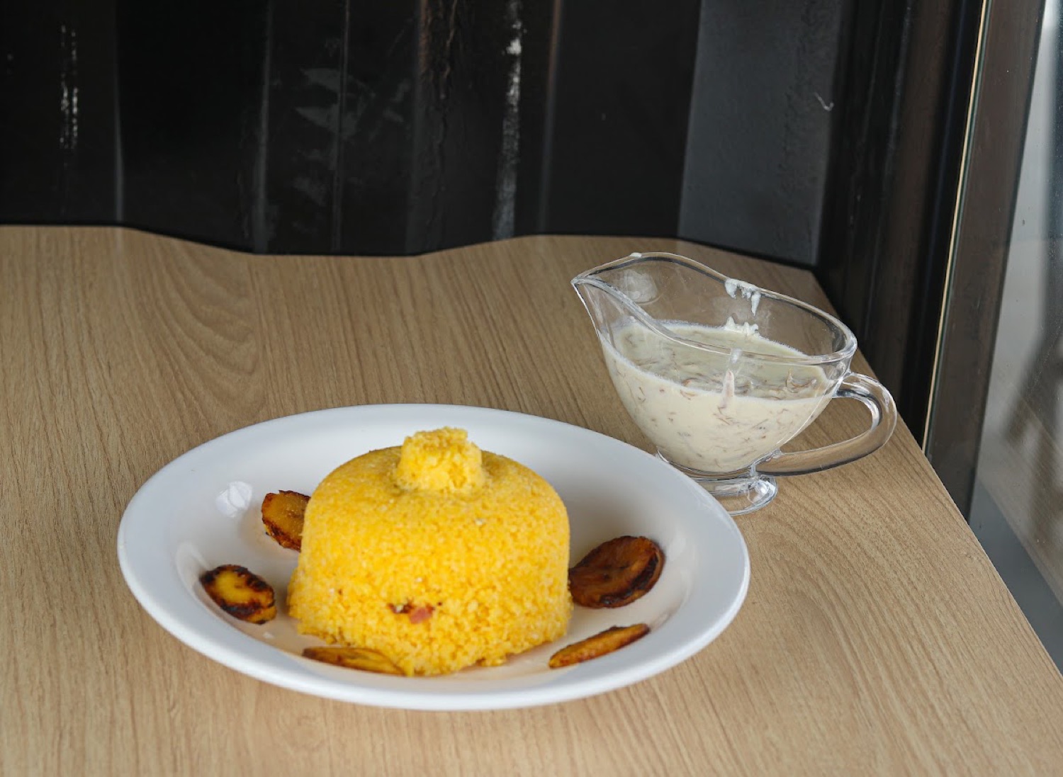 Cuscuz escondidinho de carne seca