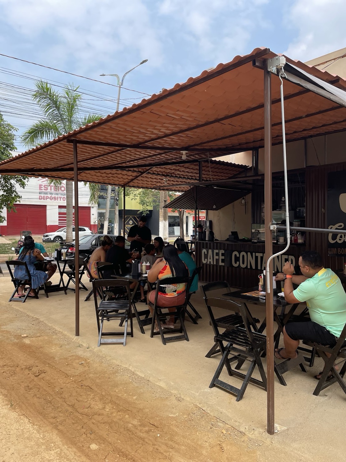 Fachada do Café Container em Parauapebas
