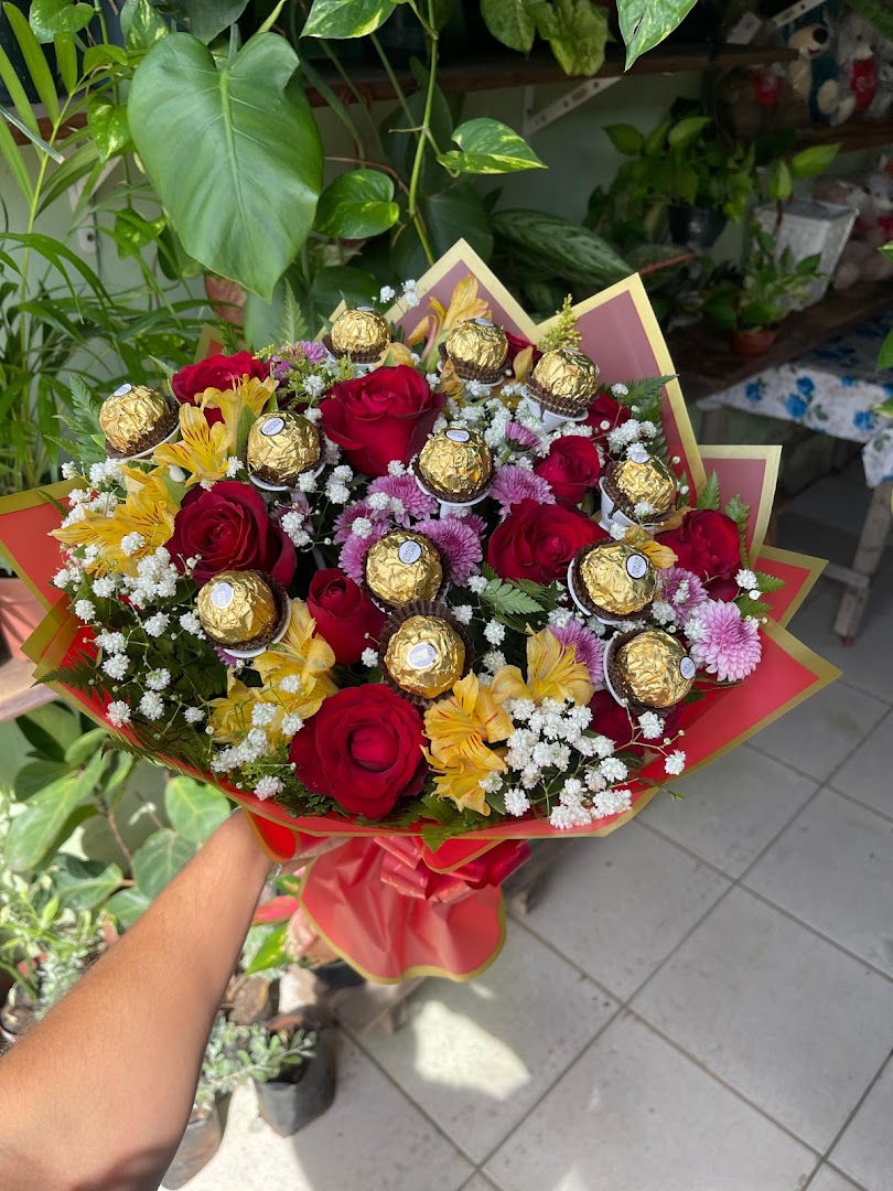 Buquê grande de rosas vermelhas e amarelas com um docinho de presente
