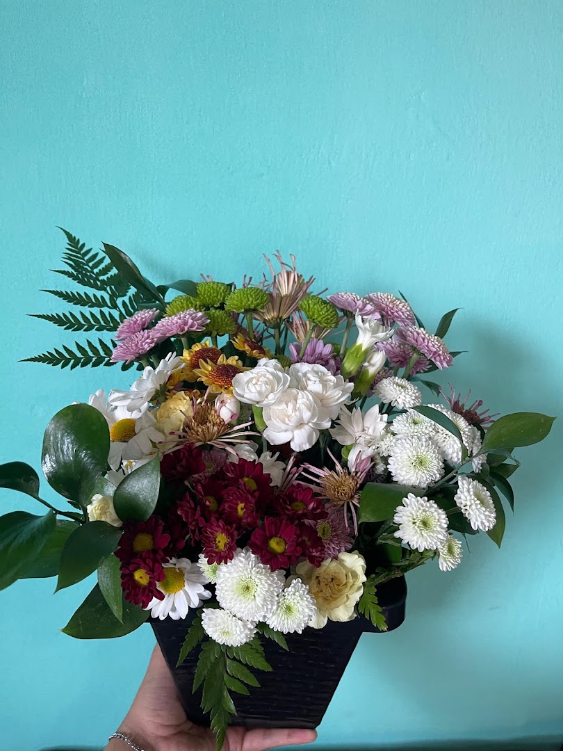 Arranjo de flores brancas e roxas
