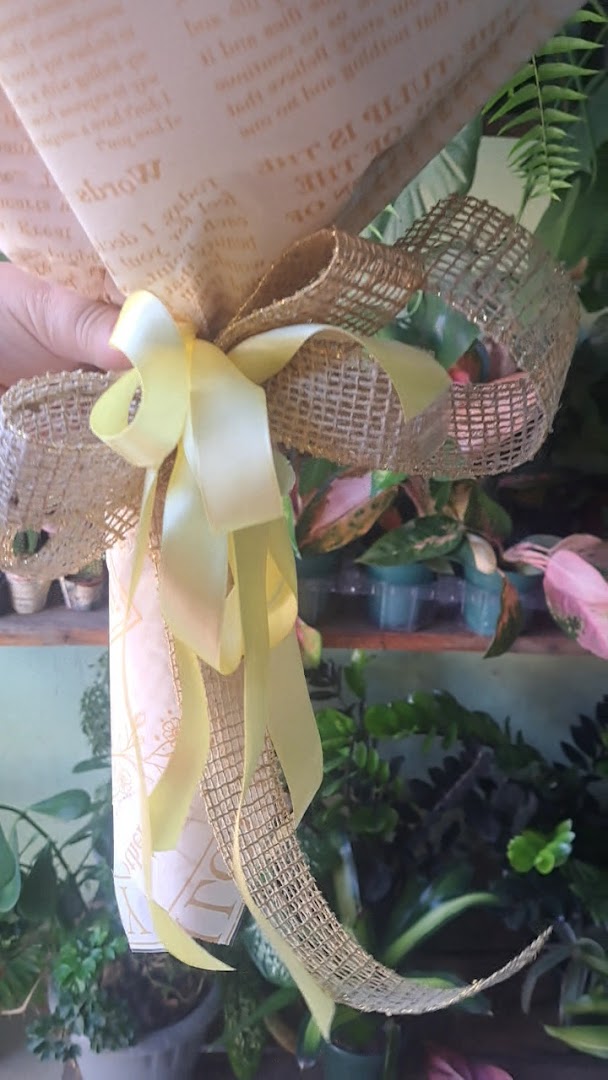 Buquê de flores embrulhado com laço de fita creme