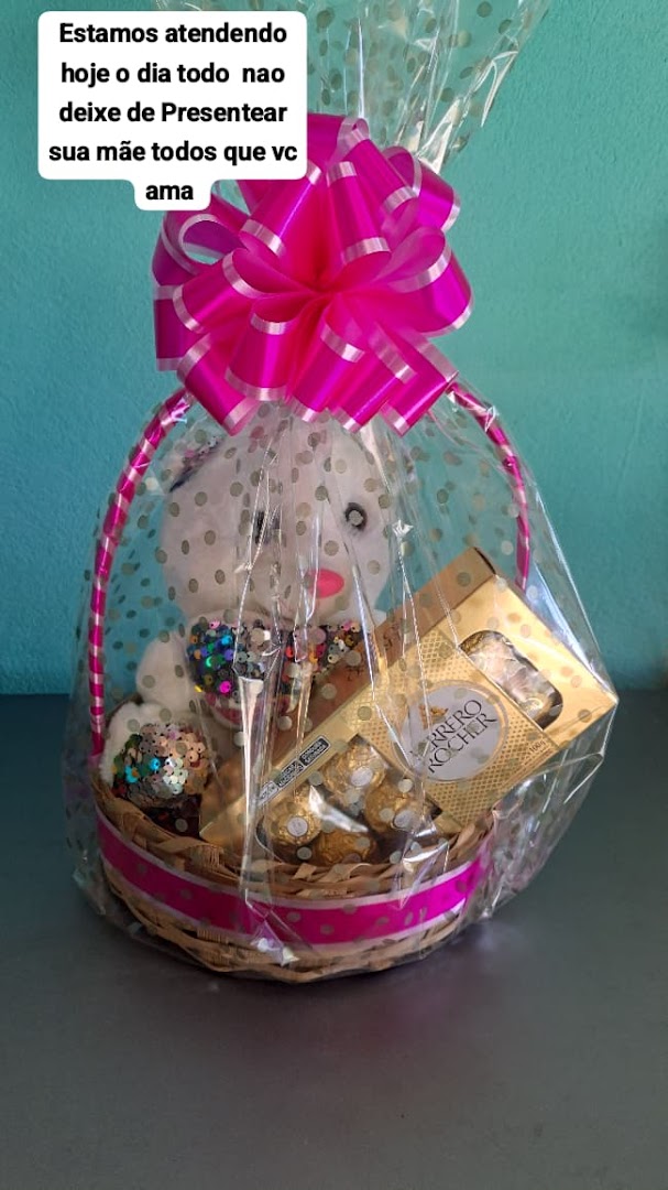 Cesta de presente com pelúcia e doces
