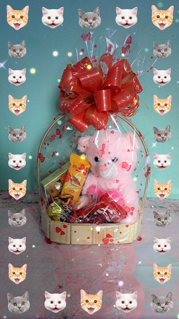 Cesta de presente com ursinho de pelúcia rosa e doces