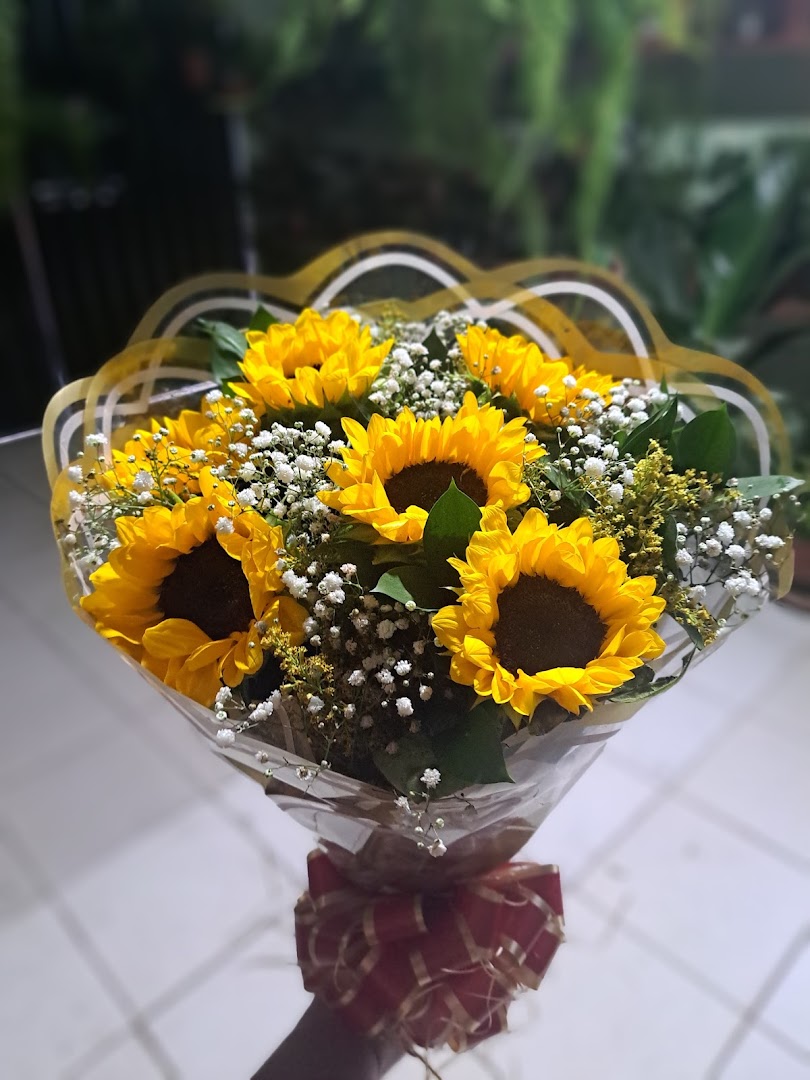 Buquê de girassóis com flores do campo