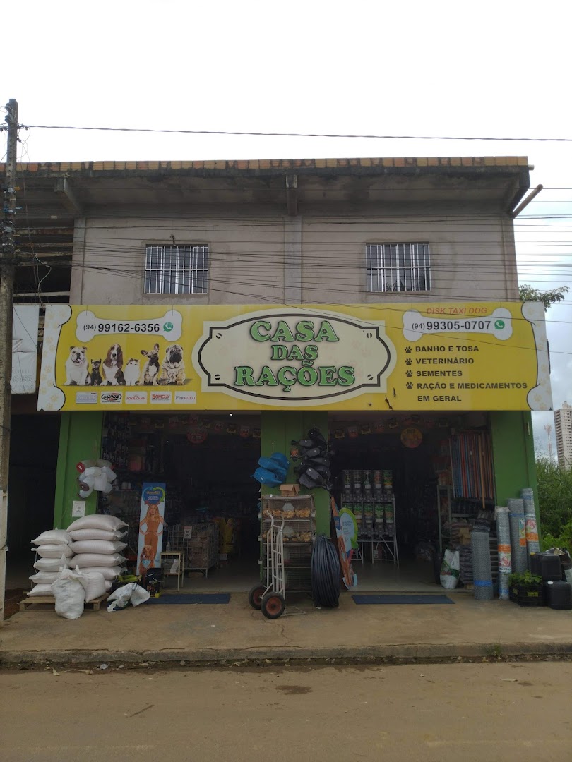 Fachada da Casa das Rações com placa amarela