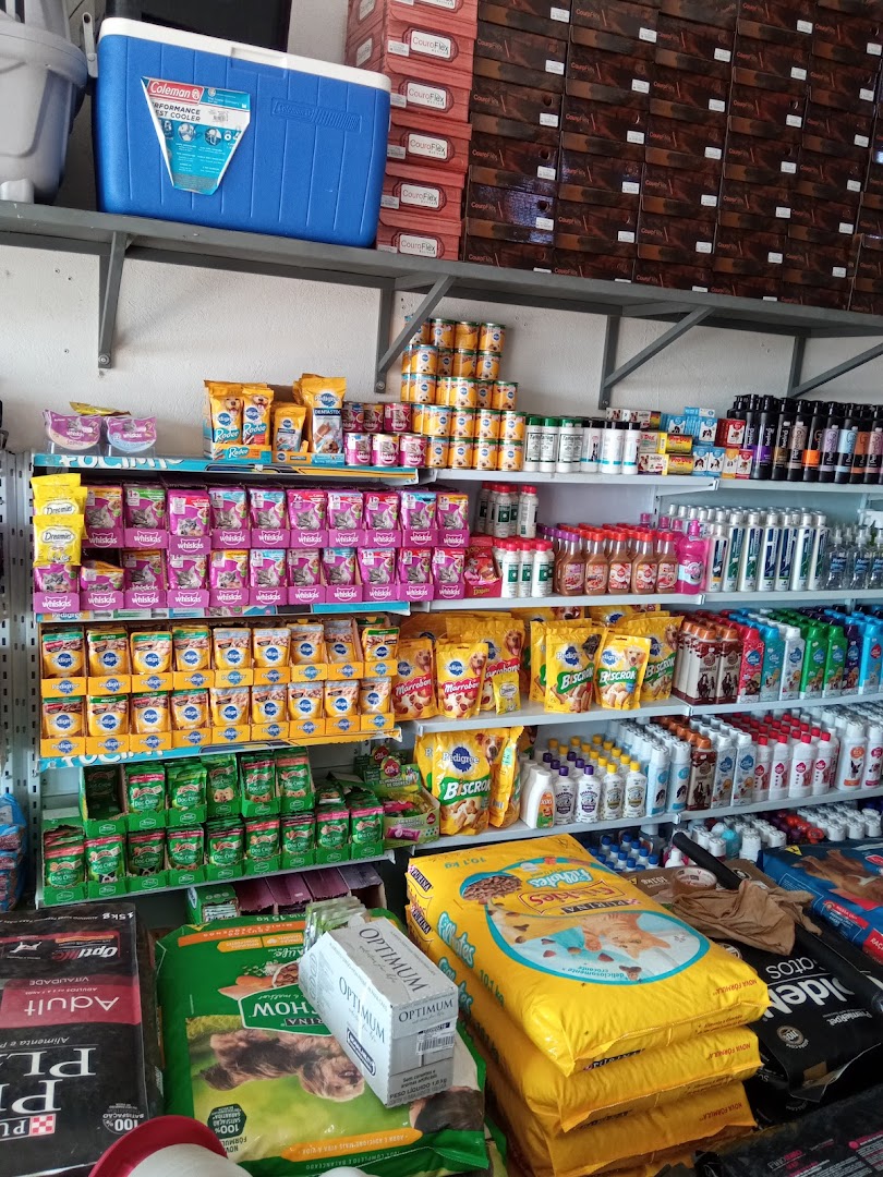 Prateleira de petiscos e produtos pra cão e gato