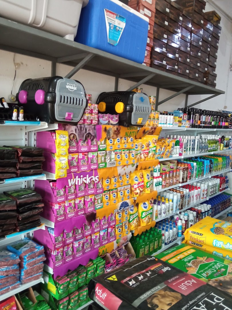 Corredor da loja com produtos e caixas de transporte