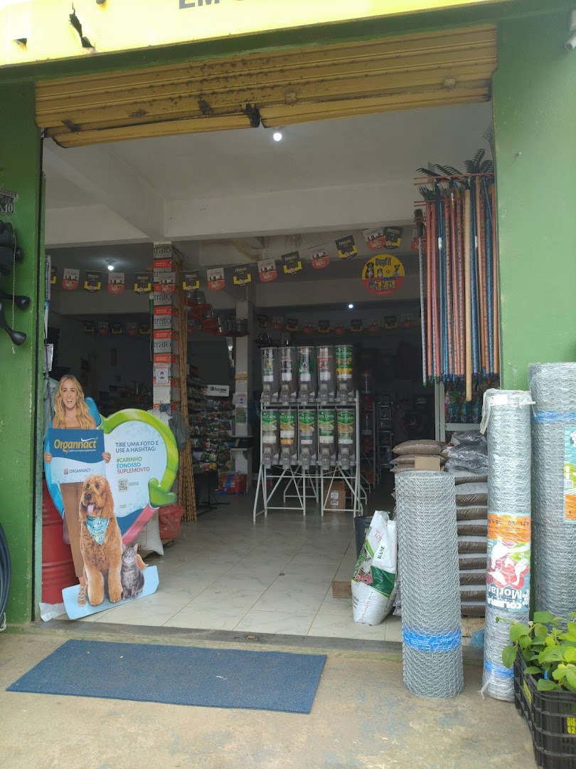 Entrada da loja com rolos de tela de arame
