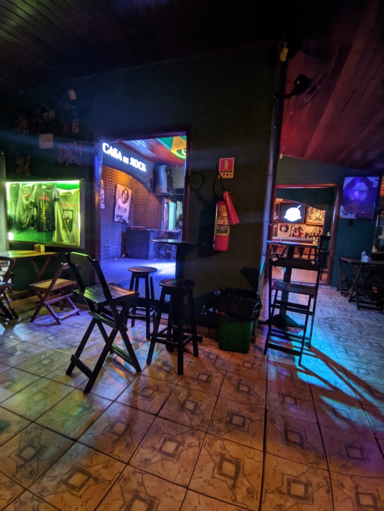 Ambiente da Casa de Rock à noite com neon
