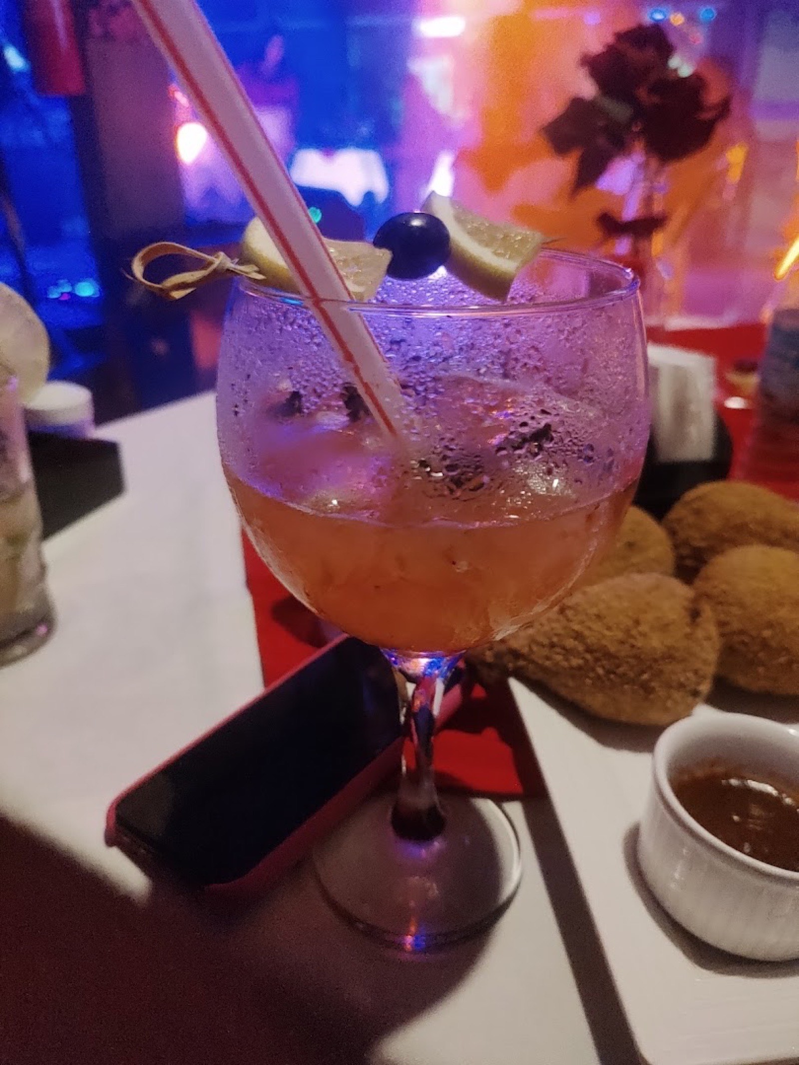 Drink e petiscos na mesa