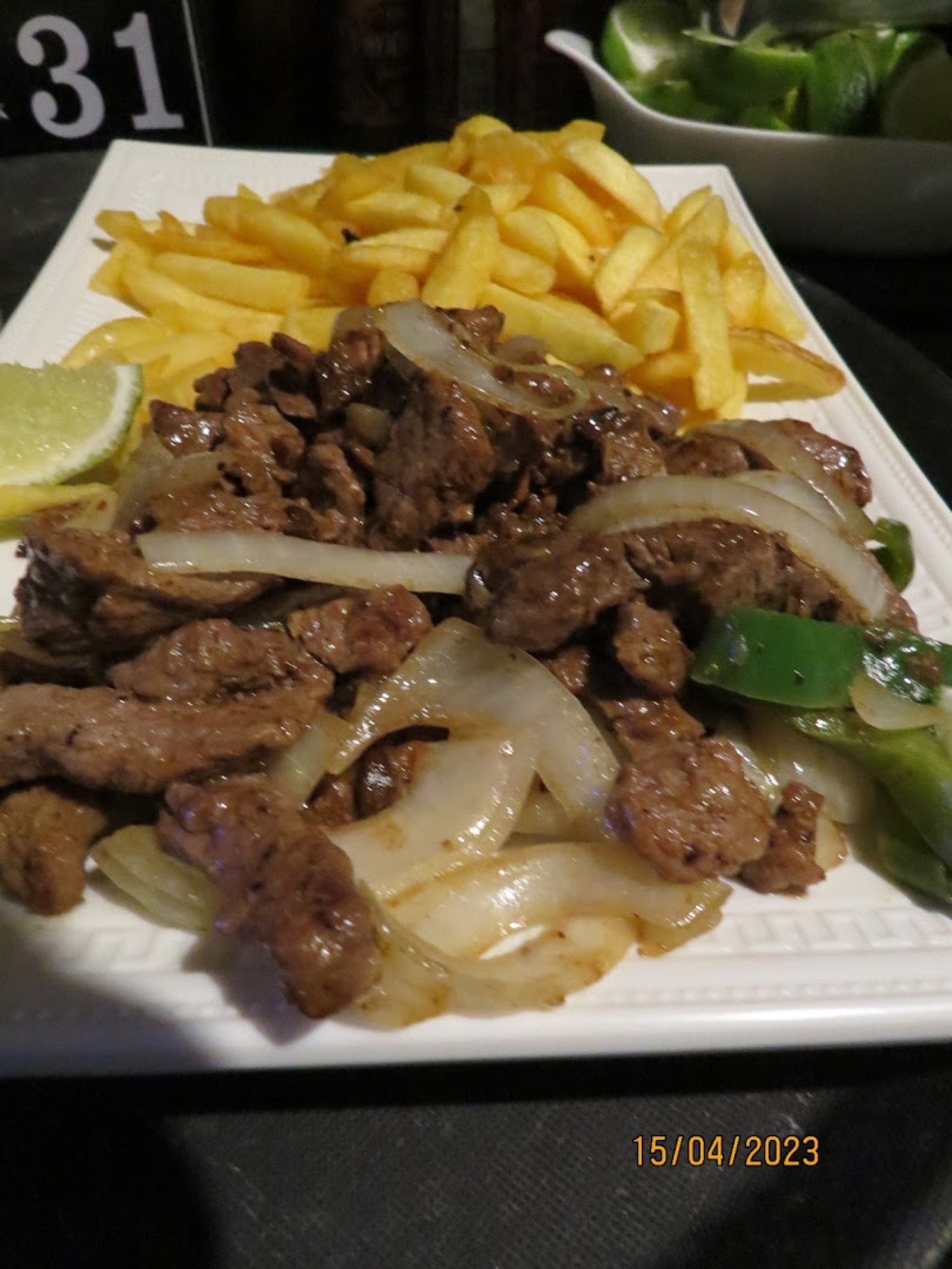 Porção de fritas com carne