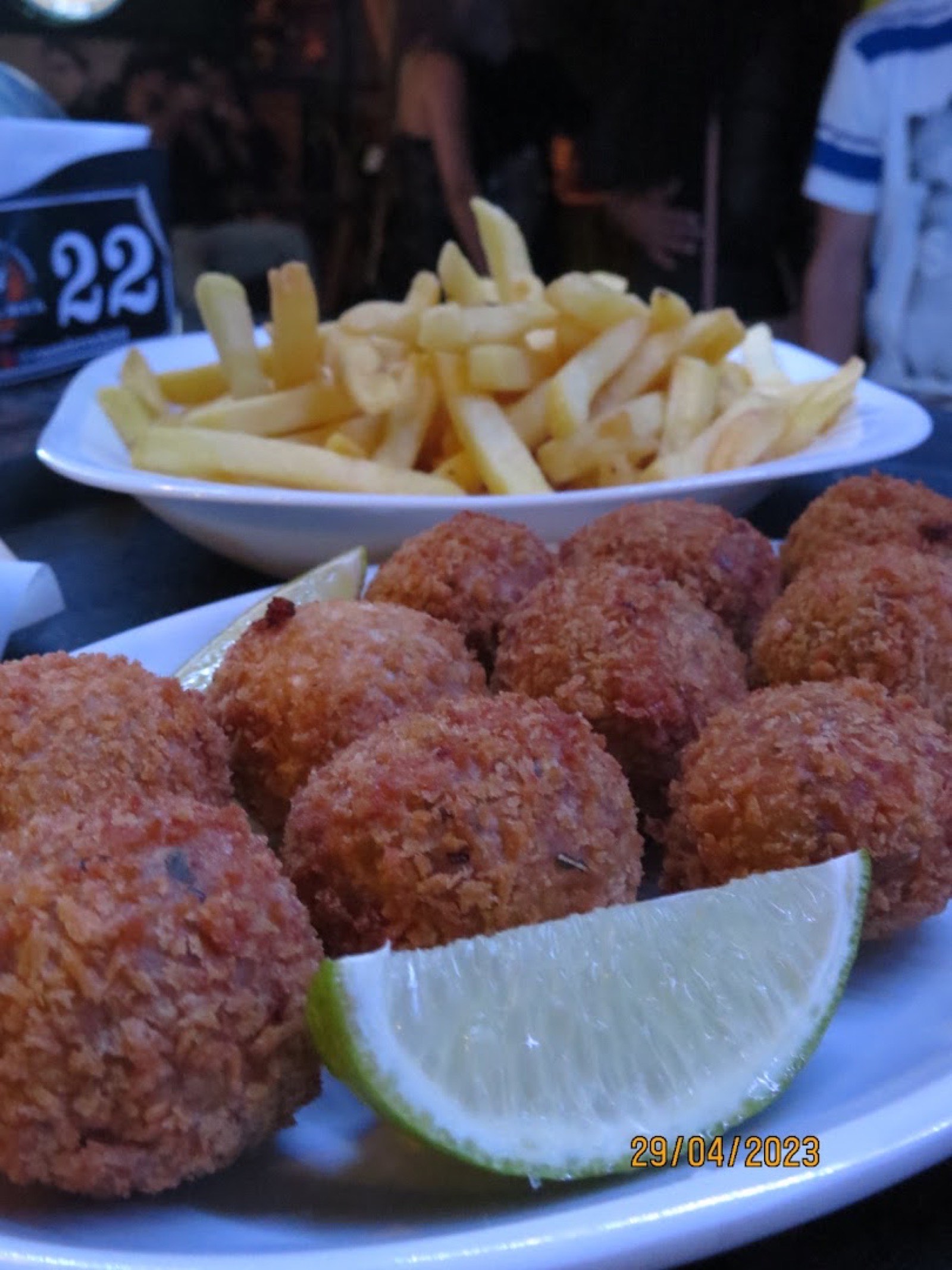 Bolinhos fritos com limão