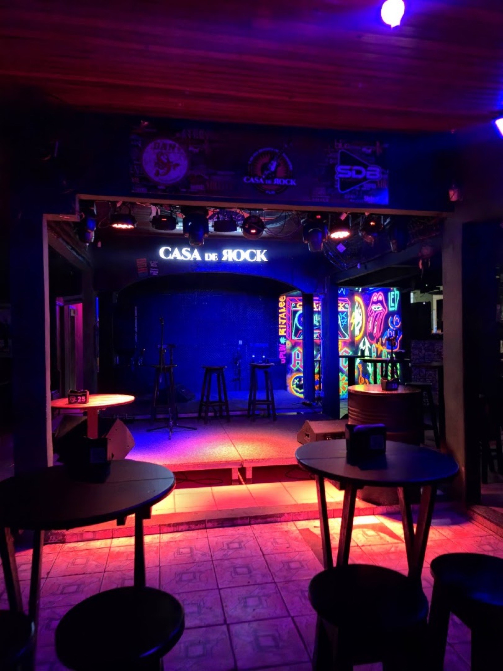 Salão da Casa de Rock com palco iluminado