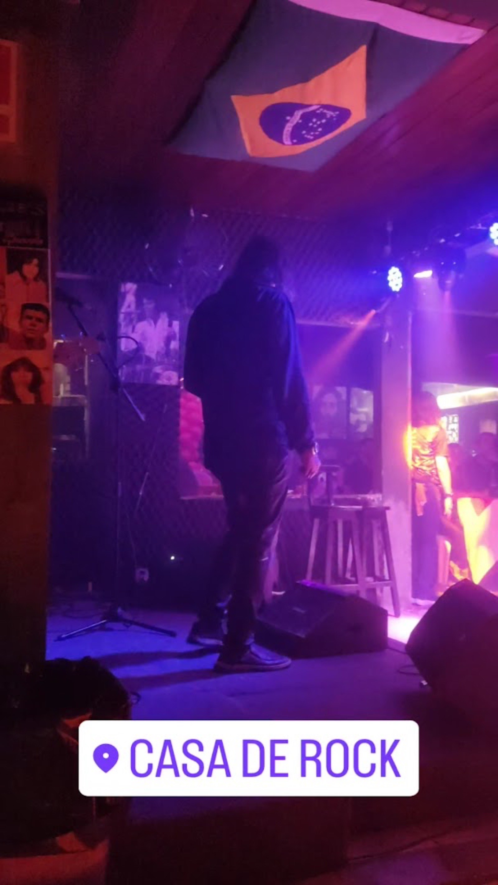 Show ao vivo com iluminação roxa