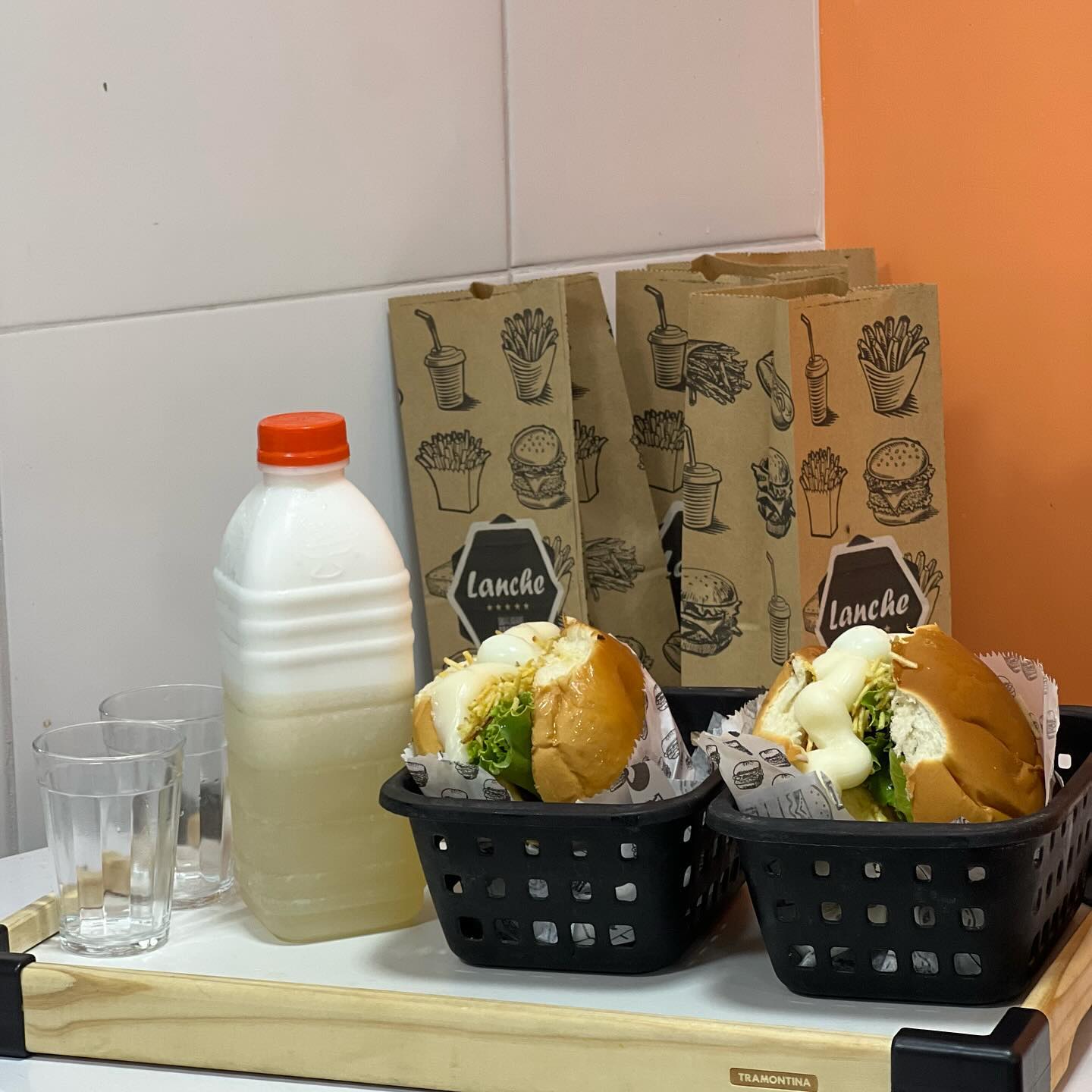 Dois hambúrgueres de frango e bacon servidos em cestos