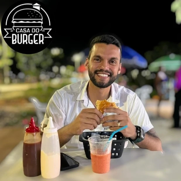 Cliente da Casa do Burger à noite no Lago Nova Carajás