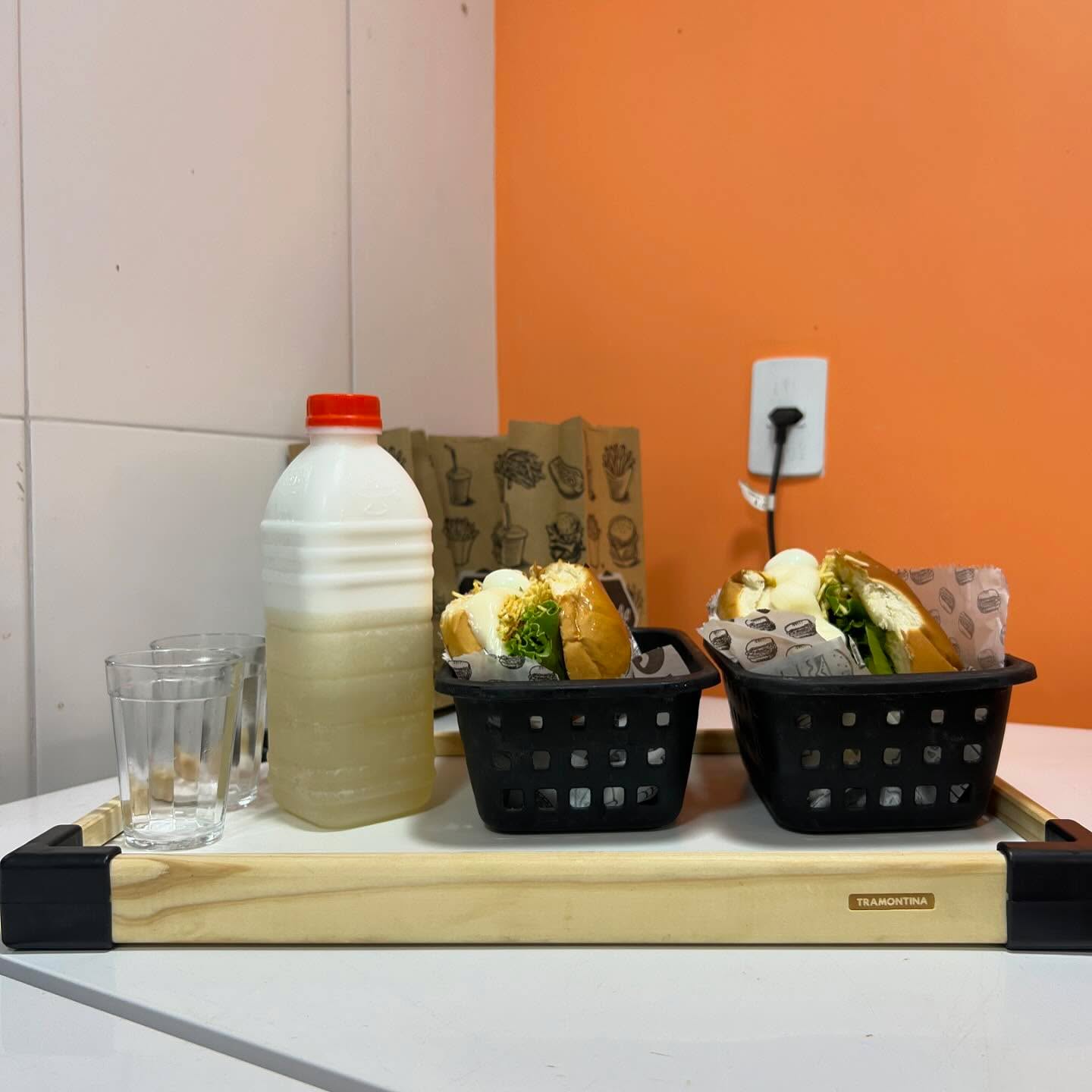 Bandeja com hambúrgueres nos cestos e suco natural