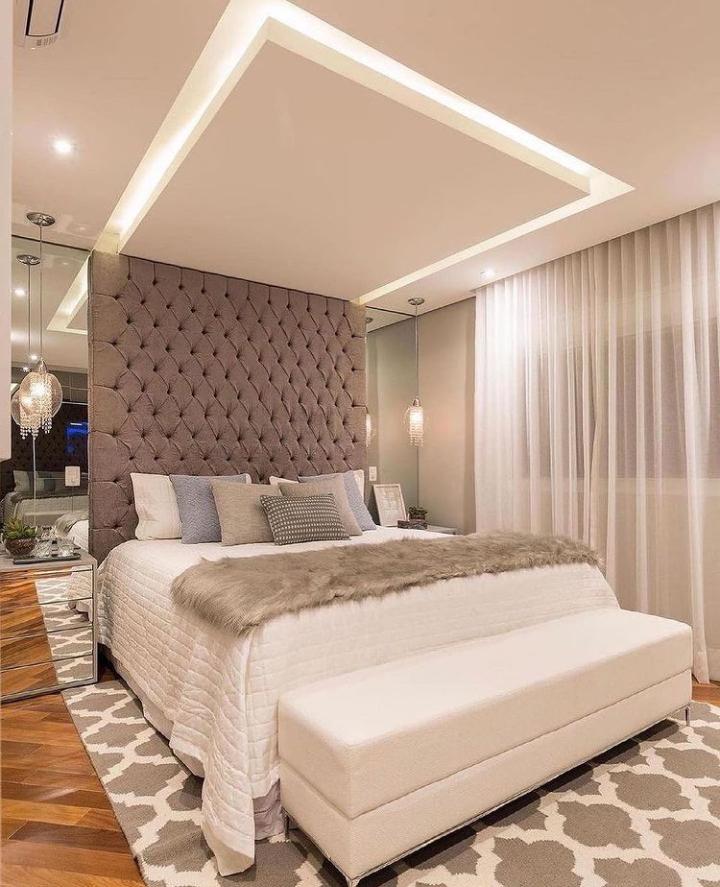 Quarto decorado com cortina fumê, papel de parede e iluminação embutida