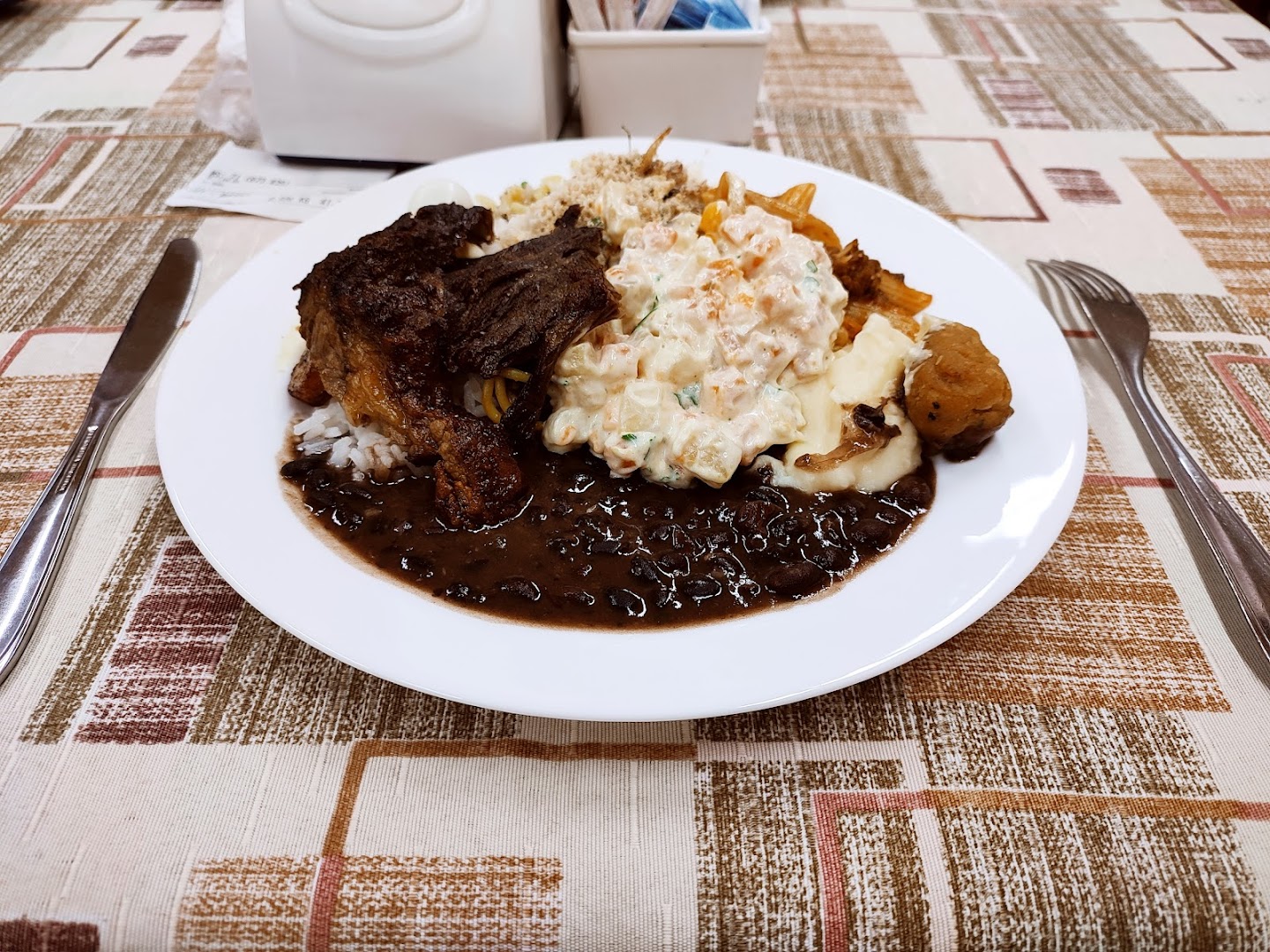 Prato servido com carne, arroz e molho