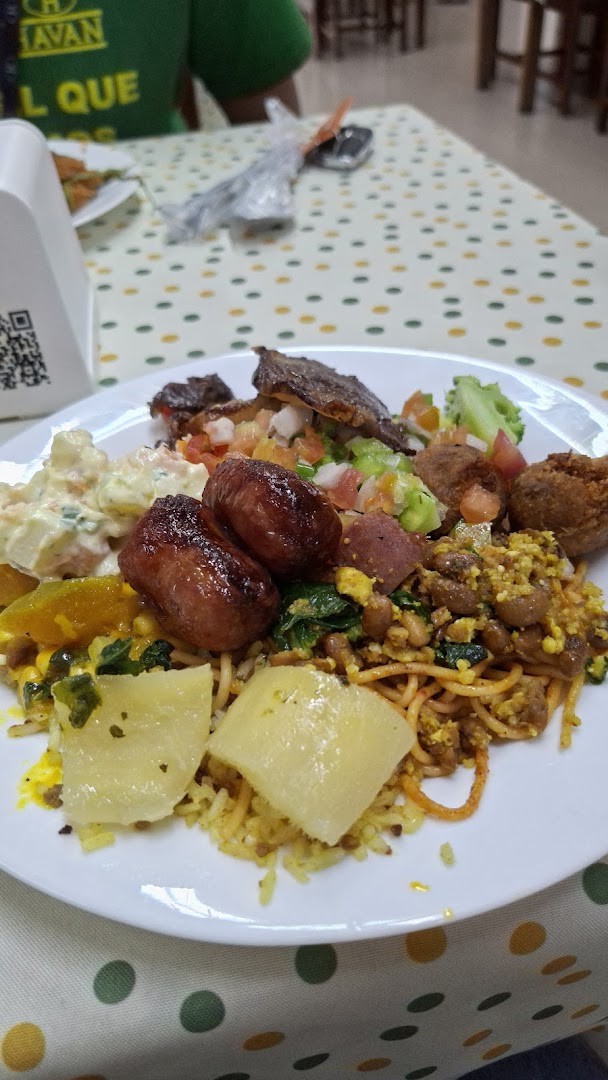 Prato self-service montado com salada, carne e acompanhamentos