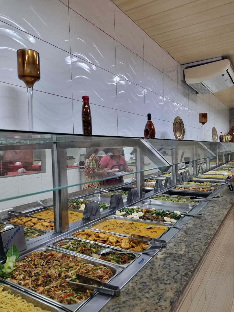 Balcão de buffet self-service com pratos quentes variados