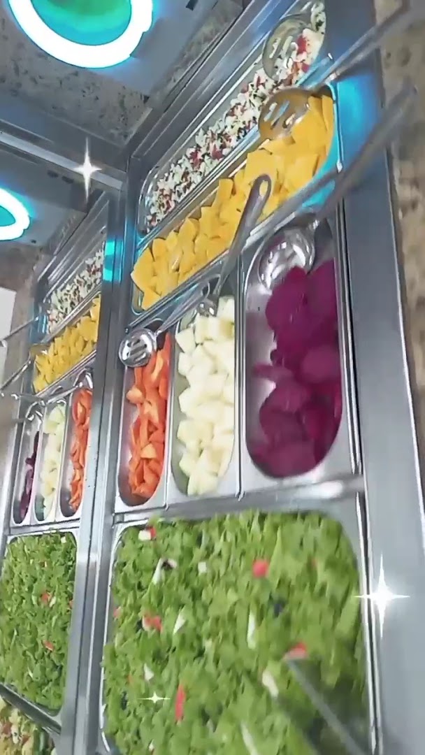 Bar de saladas colorido com verduras e legumes variados