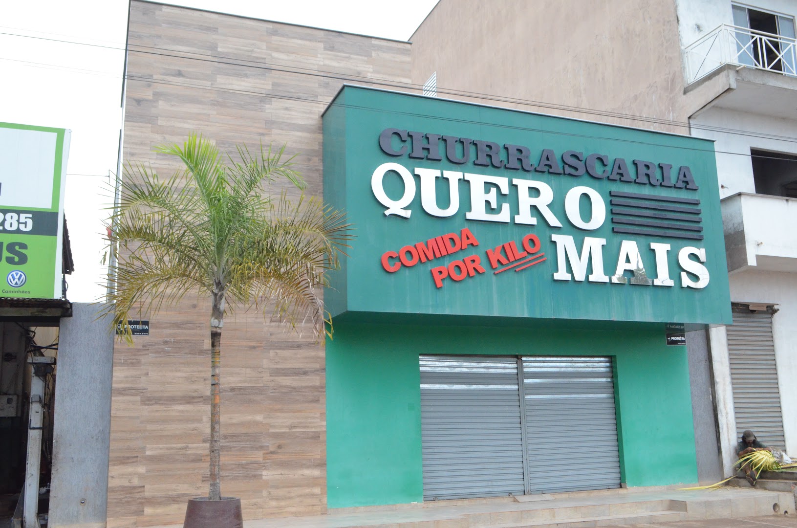 Fachada verde da Churrascaria Quero Mais, Comida por Kilo, em Marabá